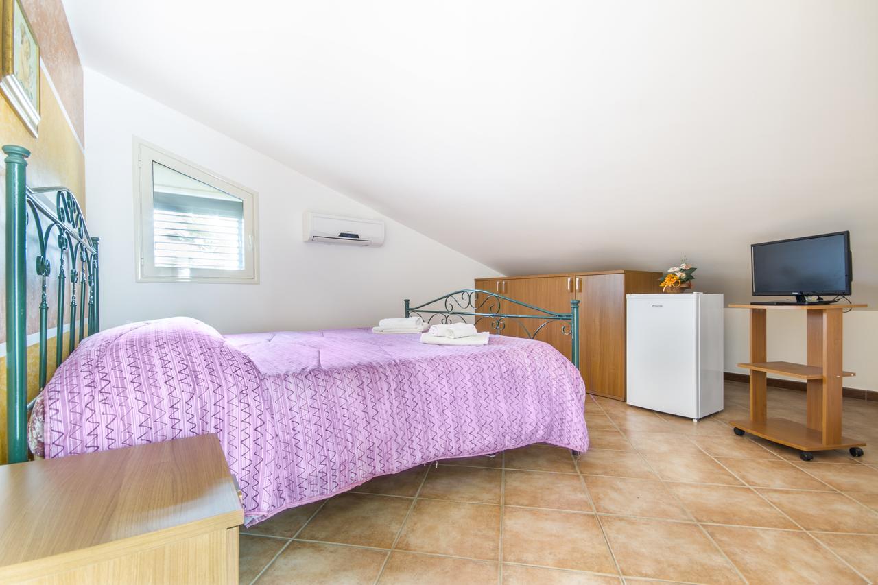 Paradise Beach Camera Mansardata Vicino Cefalu Piscina Aperta Кампофеличе ди Рокела Екстериор снимка